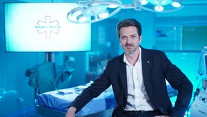 Na jednej strane nekompromisný riaditeľ Nemocnice, na druhej milujúci otec dvoch dcér