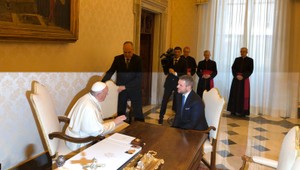 Premiér Pellegrini sa stretol s pápežom Františkom, pozval ho na Slovensko