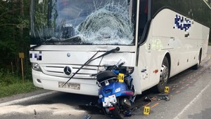 Vespa sa v protismere zrazila s autobusom, jej vodič na mieste zomrel