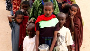 Dva mesiace putovania... Policajti našli osem vyhladovaných detí