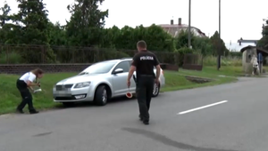 Hra pri zastávke sa skončila nešťastím. 8-ročného chlapca zrazilo auto