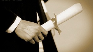 Prezident dal výpoveď 10 000 úradníkom, mali falošné diplomy