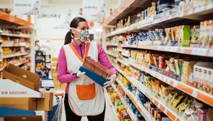 COOP Jednota v spolupráci so samosprávou pomáha seniorom a ľuďom v karanténe, do predajní inštaluje špeciálne plexisklá