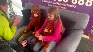 Hračky ako psychologická pomoc: Na hraniciach liečia zranené detské duše, ktoré zažili vojnu