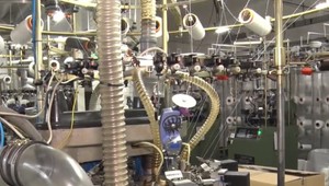 Vo vranovskej fabrike vyrábajú rúška špičkové stroje. Jeden kus urobia do minúty