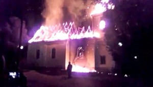 Kostol sv. Heleny v Považskej Bystrici zachvátil požiar. Plamene úplne zničili strechu