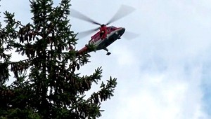 Ľuba sa na hubačke šmykla na konári, zasahoval vrtuľník