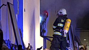 Požiar pri Novom Meste nad Váhom. Hasiči zachránili muža z plameňov