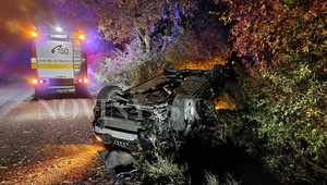 Auto, ktoré viedla mladá opitá vodička, skončilo v stromoch