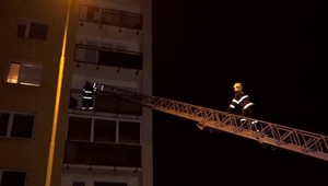 Nereagovala na klopanie. Susedia privolali na pomoc hasičov