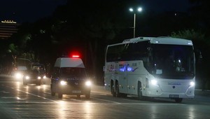 Bude veselo. Na autobus s hráčmi Srbska hádzali v Tirane kamene