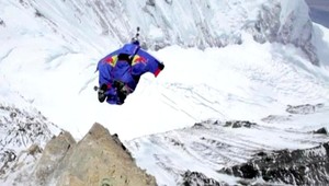 Šialený skok z Everestu. Pod ním bolo 7 220 metrov