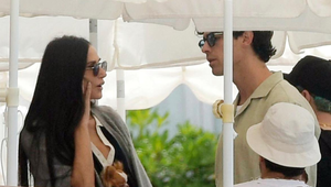 Známy spevák po rozchode poškuľuje po staršej herečke: V Cannes to medzi nimi iskrilo!