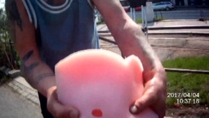 VIDEO: Mužovi neuznali reklamáciu erotickej pomôcky, v uliciach opľúval ženy