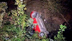 Opitý mladík (21) vyskočil z auta, to skončilo v potoku