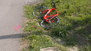 Dvoch cyklistov zrazilo auto. Vodič tvrdil, že ho oslepilo slnko