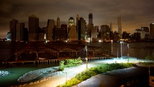 Sandy odrezala New York od New Jersey. Dážď strieda sneh