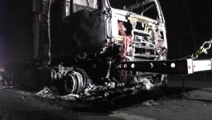 Vodič si chcel skrátiť cestu, vybral sa do zákazu. Kamión však krátko na to začal horieť