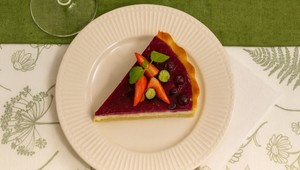 Jogurtový koláč s lesným ovocím a lineckým cestom