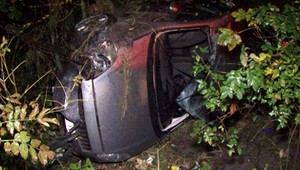 Záhadná nehoda. Auto s fínskymi značkami skončilo v priekope, po posádke ale nebolo ani stopy