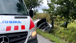 Dôchodca nezvládol zákrutu a skončil s autom v priekope