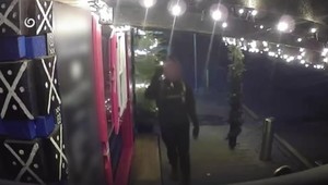 Zlodej sa pred krádežou pozeral do kamery, policajti ho už vypátrali