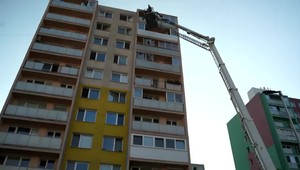 Požiar v bytovke: V opatere lekárov skončilo najmenej 9 ľudí