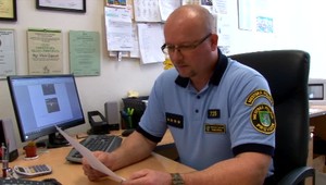 VIDEO: Mestský policajt mení zvodky na rozprávky