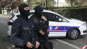 Starší muž útočil nožom na demonštrácii. Napadol mestských strážnikov, jeden človek zomrel