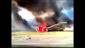 Po núdzovom pristátí začalo horieť lietadlo s takmer 150 ľuďmi na palube