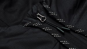 S touto vetrovkou sa v tme viac nestratíte