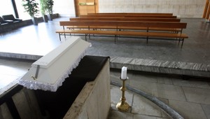 Historicky prvýkrát na Slovensku začínajú prehliadať mŕtvoly doktori, ktorí nemusia odbiehať z práce v ordináciách