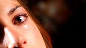 Syn zaútočil na matku kvôli peniazom. Bil ju papučou