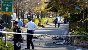 Šofér auta vletel na Manhattane do ľudí a začal strieľať