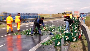 Pivári smútia: Z nákladného auta vypadli desiatky prepraviek zlatého moku