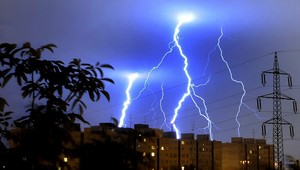 Vraždiaci blesk zabil v škole učiteľku a 18 detí!