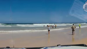 Zázračná záchrana: Lietadlo sa zrútilo do mora, pilot aj pasažier doplávali na breh