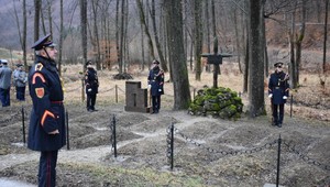 Masová vražda v rómskom tábore v Dubnici nad Váhom. 26 Rómov zavraždili 23. februára 1945