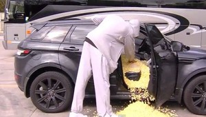 VIDEO. Spoluhráči naplnili zábudlivému nováčikovi auto popcornom