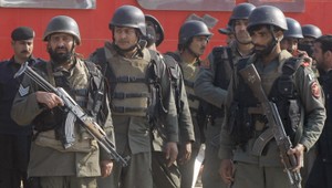 Ozbrojenci zaútočili na univerzitu plnú študentov, minimálne 20 mŕtvych