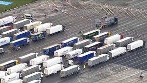 Ľudia, kvôli mutácii koronavírusu a zákazom letov, ostali v Británii zaseknutí