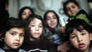 Utečenci hľadajú novú cestu. Prvá skupina dorazilo k albánskym hraniciam