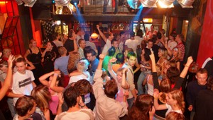 Bujará zábava pod oknami! Ani sťažnosti nepomohli