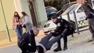 Nemať rúško a byť vulgárny k policajtom sa neoplatí