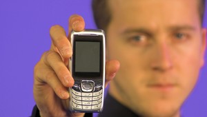 Expolicajt (71) zastrelil v kine diváka (†43), lebo písal SMS-ku