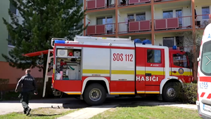 Dôchodkyni pomáhali z horiaceho bytu. Museli ju presviedčať