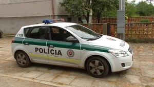 Vlámal sa do domu a tvrdil, že je policajt