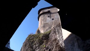 Oravský hrad museli čiastočne uzavrieť pre padajúce skaly, zásah vrtuľníka komplikovalo počasie