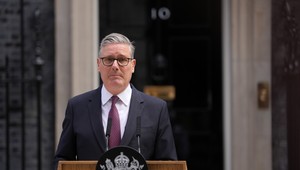 Starmer oznámil odchod z čela Labouristickej strany, vo funkcii premiéra zatiaľ zostáva