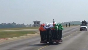 VIDEO: Vojaci pokorili svetový rekord. Na jednej motorke sa ich viezlo 58